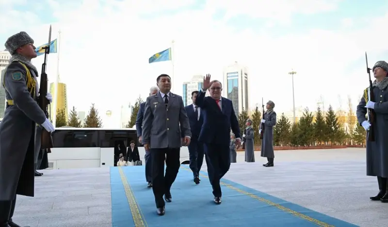 Алтынбек Қоразбаев кіріп келеді - Ақорда салтанатты рәсімнің қызу дайындығын көрсетті (ВИДЕО)