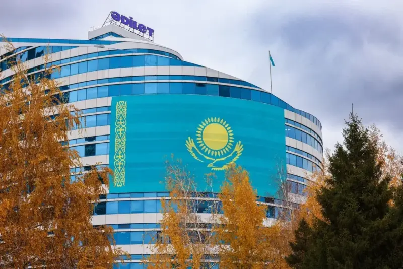 Государственный Флаг Казахстана украсил центральный офис партии "Әділет"