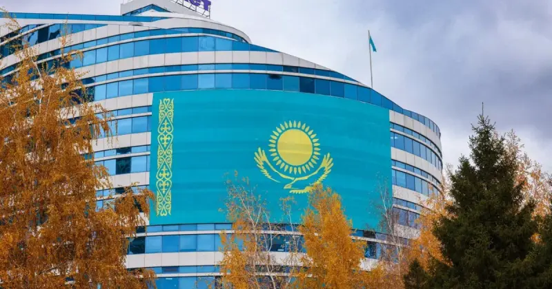   Еліміздің Мемлекеттік туы «Әділет» партиясының орталық аппараты ғимаратына ілінді   