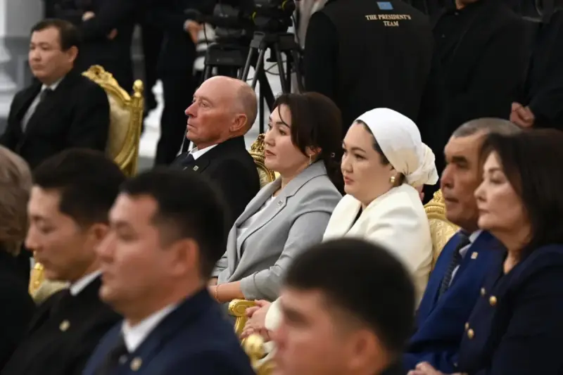 Президент присвоил казахстанцам почетные звания и вручил госнаграды в преддверии Дня Республики