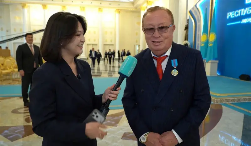 «Немереме келін іздеп жүрмін»: Тоқаевтың қолынан «Отан» орденін алған Алтынбек Қоразбаев журналист қызға «құда түсті» (ВИДЕО)