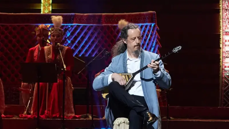 АҚШ азаматы Астана төрінде «Адай» күйін орындады