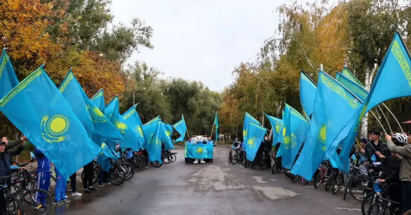   Республика күні қарсаңында 70-тен астам велошабандоз Алматы көшелерінде көк туды желбіретті   