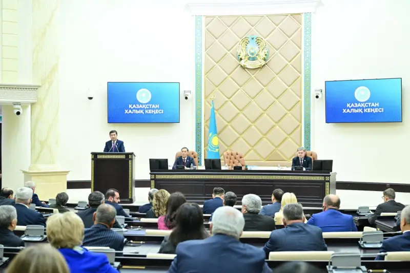 Госнаграды от имени президента вручил Председатель Қазақстан Халық Кеңесі