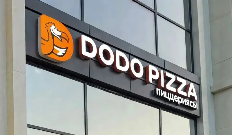 В Астане сняли на видео, как сотрудники Dodo Pizza собирают тесто с асфальта