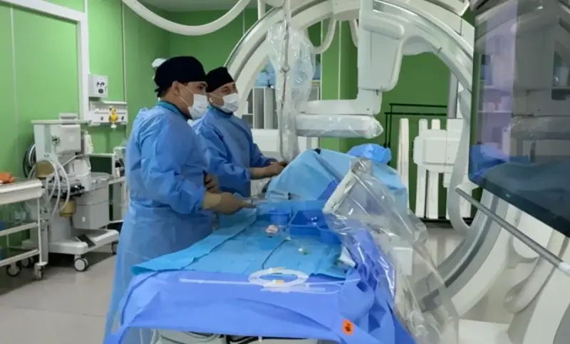 Алматыда дәрігерлер ампутация қаупі төнген науқастың аяғындағы қан айналымын қалпына келтірді