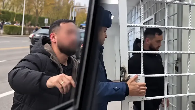 Бил по стеклу автобуса и ругался: в Астане наказали агрессивного водителя