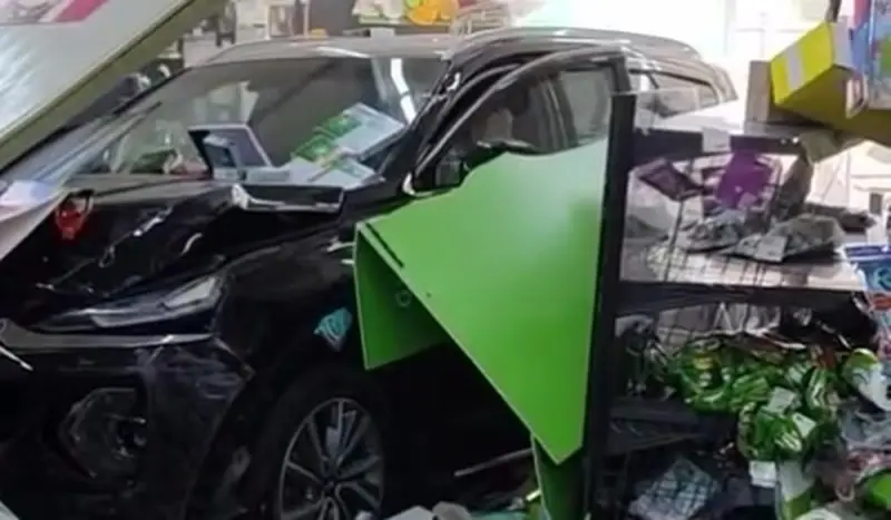 Женщина на авто въехала в магазин Fix Price под Алматы