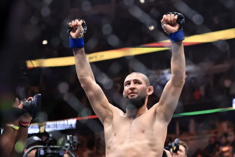 Хамзат Чимаев UFC-дің бұрынғы чемпионын 11:0 есебімен жеңді