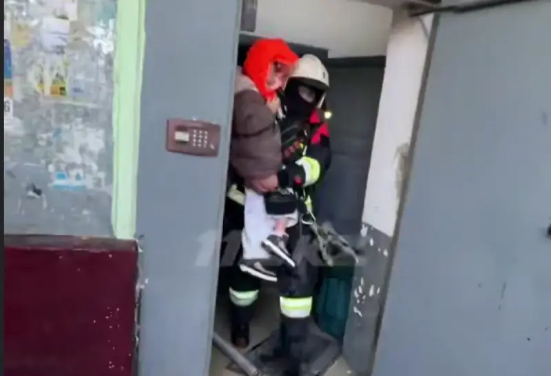 Пятерых детей спасли из горящей многоэтажки в Караганде (ВИДЕО)