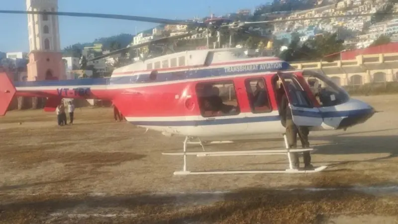 Үндістанда алты жолаушысы бар тікұшақ стадионға шұғыл қонды