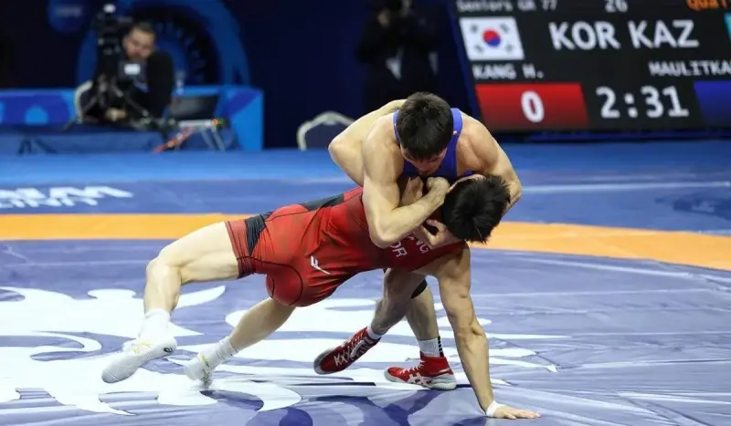 Казахстанец победил двукратного чемпиона мира на турнире в Астане
