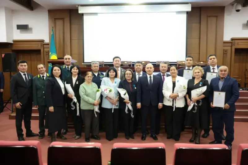 В Министерстве экологии состоялось торжественное мероприятие, приуроченное ко Дню Республики