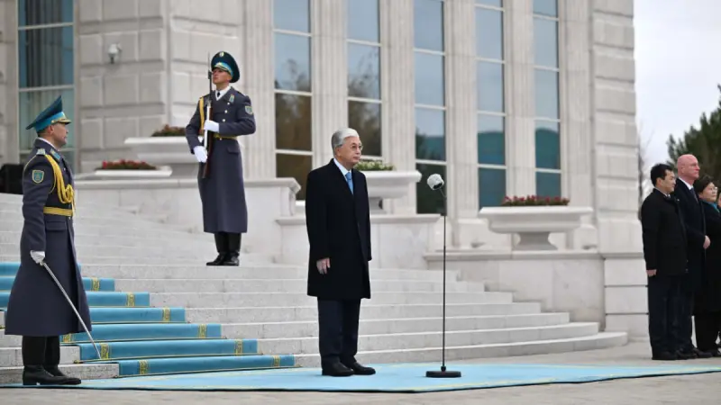 Президент принял участие в церемонии поднятия Государственного флага