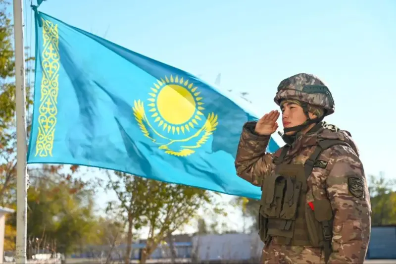 Республика күніне орай Қарулы күштерде Мемлекеттік Ту көтерілді