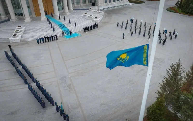 Президент Мемлекеттік ту көтеру рәсіміне қатысты