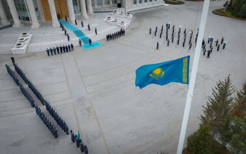 Под звуки гимна: в Астане торжественно подняли флаг Казахстана