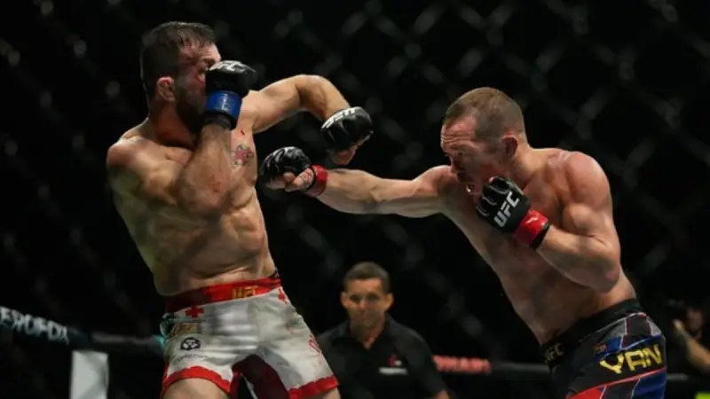 Петр Ян победил Двалишвили в титульном бою UFC 333