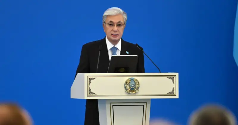  «Көк байрағымыз әрдайым биікте желбіресін»: Президент қазақстандықтарды Республика күнімен құттықтады 