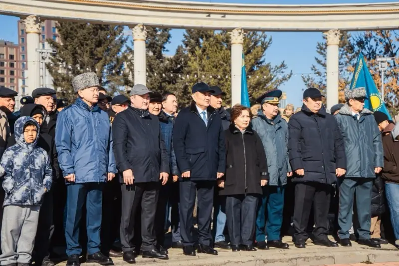 В Усть-Каменогорске ко Дню Республики подняли государственный флаг