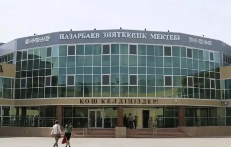 Оқушымен хат алмасқан мұғалім жұмыстан қуылды: жаңа деректер белгілі болды