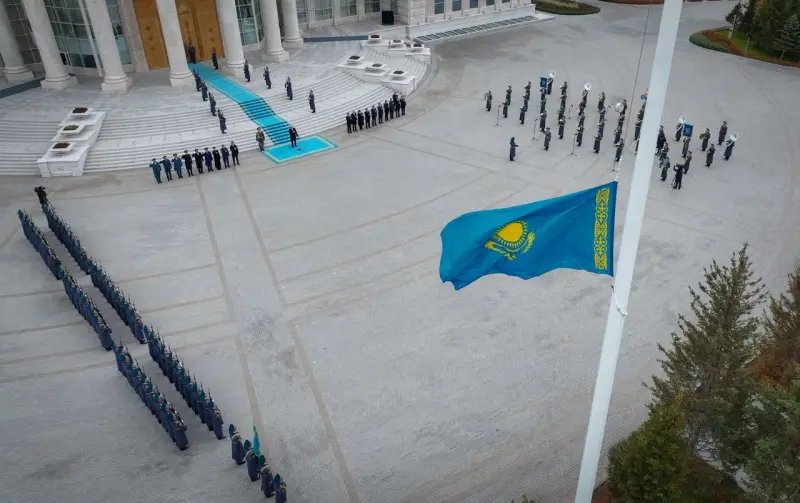 Президент Мемлекеттік ту көтеру рәсіміне қатысты