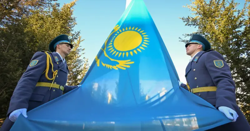  Президент Мемлекеттік ту көтеру рәсіміне қатысты 