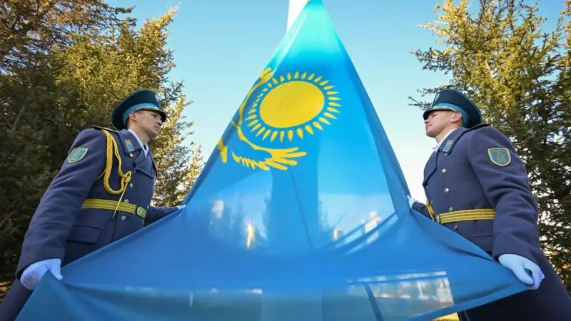 Президент Қасым-Жомарт Тоқаев Мемлекеттік ту көтеру рәсіміне қатысты