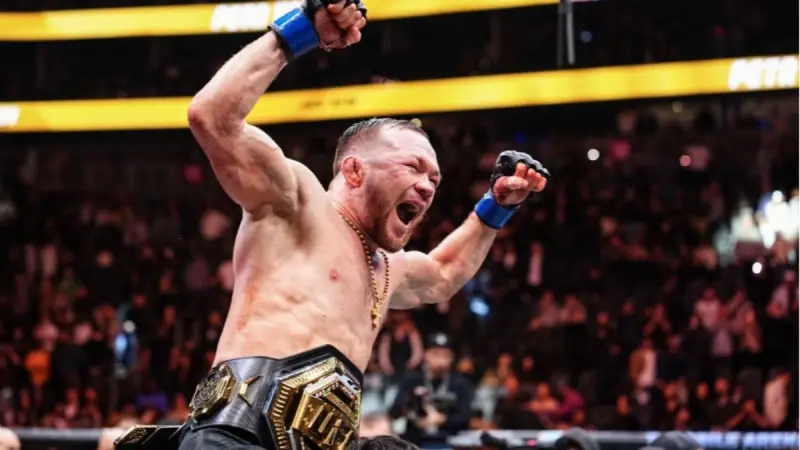 Победителю UFC Петру Яну подарили казахский шапан (ВИДЕО)