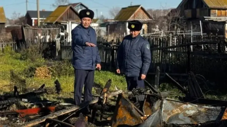 Петропавлда үй өртеніп, шифер жарылған: полицейлер ер адамды құтқарып қалды