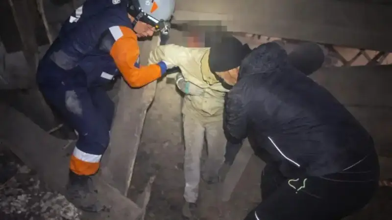 Семейде үй жөндеп жатқан ер адам үйінді астында қалды