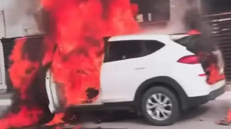 Ақтауда Hyundai көлігі сау-тамтығы қалмай өртеніп кетті: ішінде 45 литрлік газ баллоны болған (ВИДЕО)