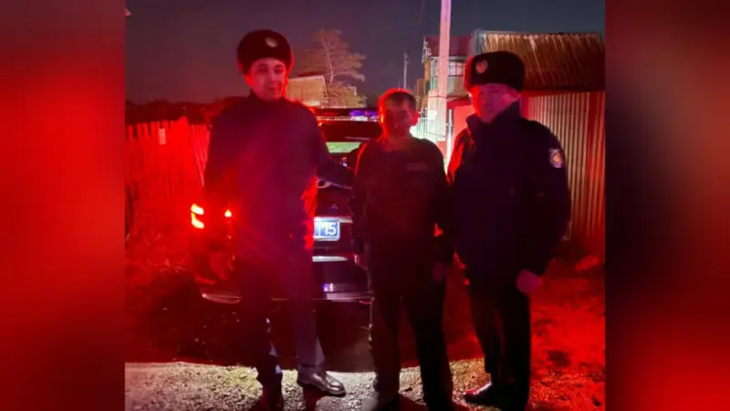 Петропавлда полицейлер жанып жатқан үйден ер адамды құтқарып қалды