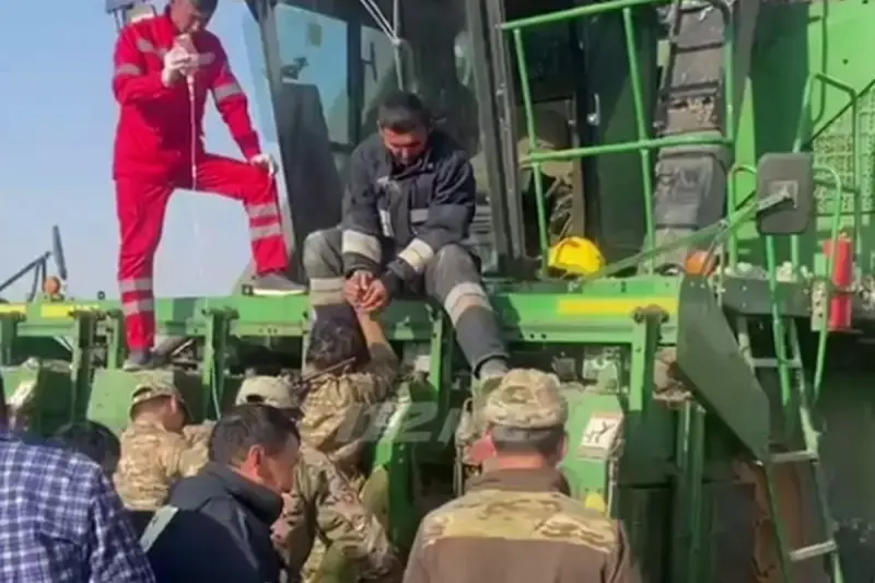 Ногу подростка зажевало в жатке комбайна в Туркестанской области
