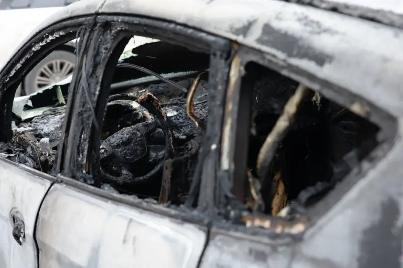 Горящие шины и кабели повредили четыре автомобиля в одном из паркингов Астаны