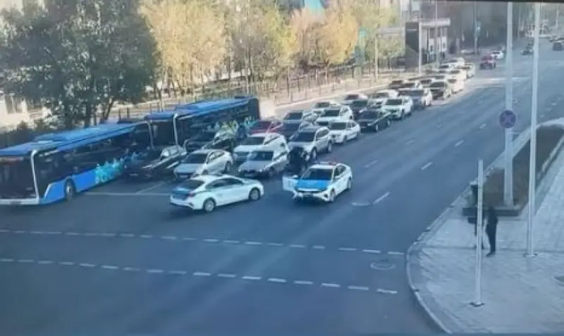 Две патрульные машины гнались за подростком на скутере в Астане (ВИДЕО)