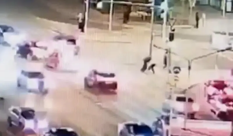 Мужчина попытался напасть на прохожего и бросался на машины в Астане (ВИДЕО)