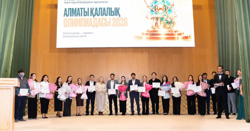  Ұлттық ғылым академиясында физика және математика пәндерінің екі мұғаліміне су жаңа автокөліктердің кілттері табысталды 