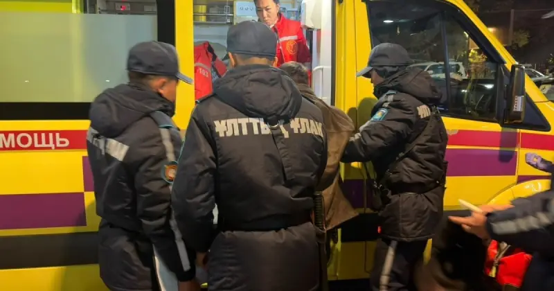  Алматыда ұландықтар есінен танған адамға көмектесті   