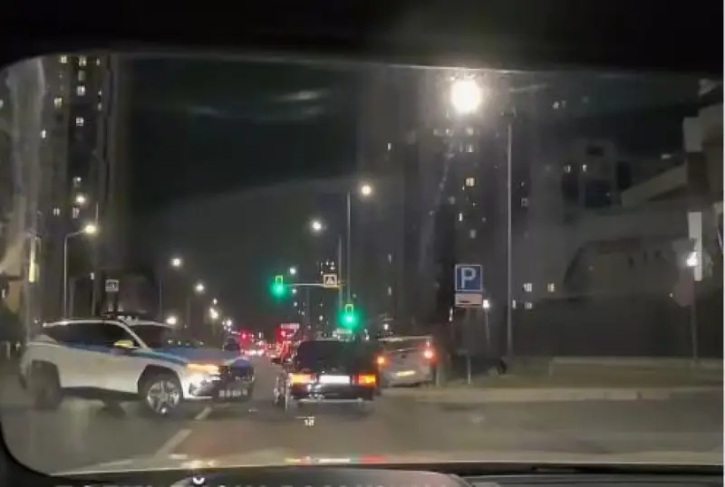 Патруль протаранил Chevrolet и отбросил его на другое авто в Астане (ВИДЕО)