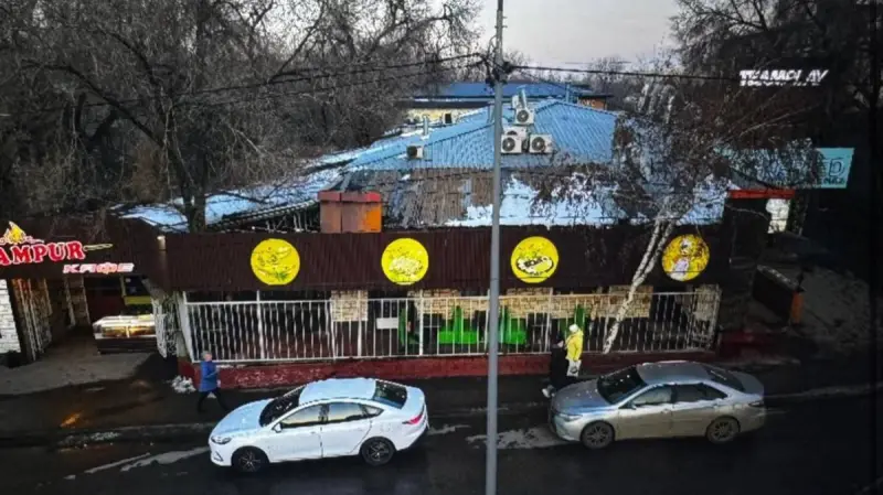 Предписание не выполнили: в Алматы начали снос незаконного здания