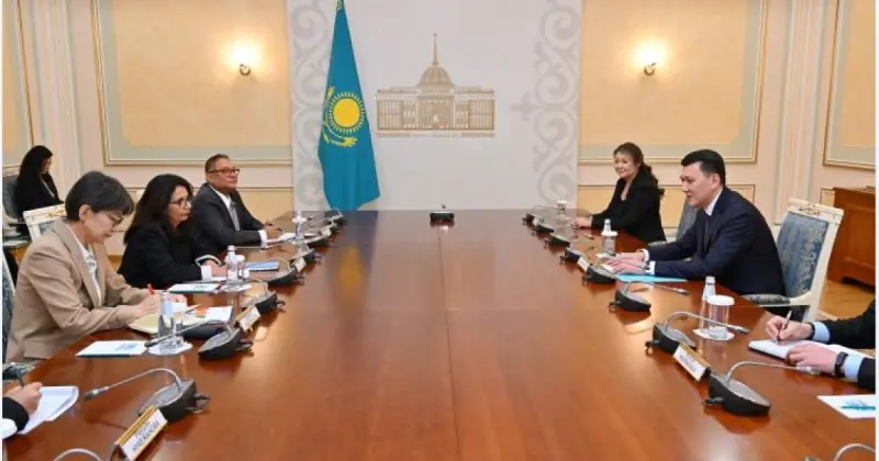   Арнайы өкілмен кездесті   