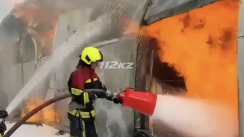 Пять газовых баллонов вынесли из горящего склада в Алматинской области