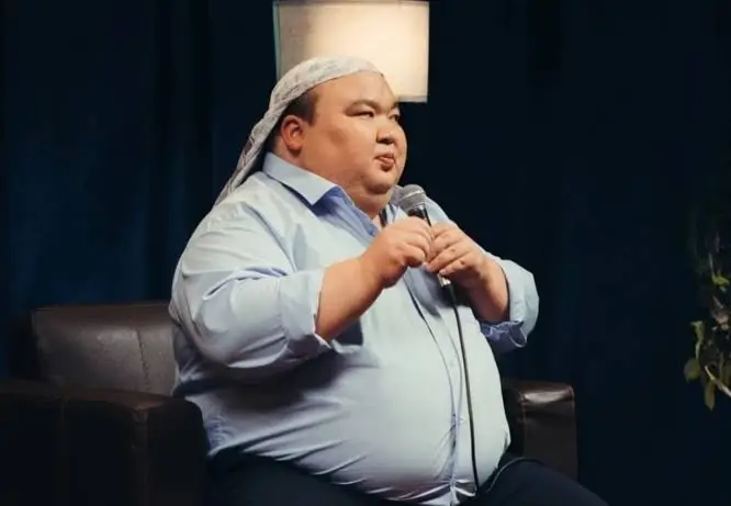 «Мынаумен қалай жатасың деді»: Рамазан Амантай әйелін жылатқанын айтты (ВИДЕО)