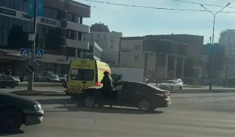 Өскеменде жеңіл көлік пен жедел жәрдем бетпе-бет соқтығысты (ВИДЕО)