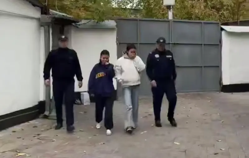 Шымкентте тікелей эфирде 3 қыз балағат сөз айтты: оларға қандай жаза тағайындалды