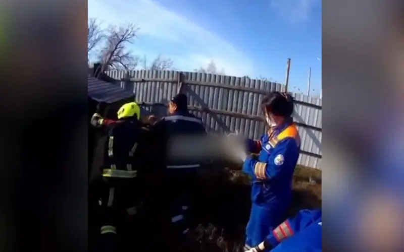 Уличный туалет провалился в грунт: женщине понадобилась помощь спасателей