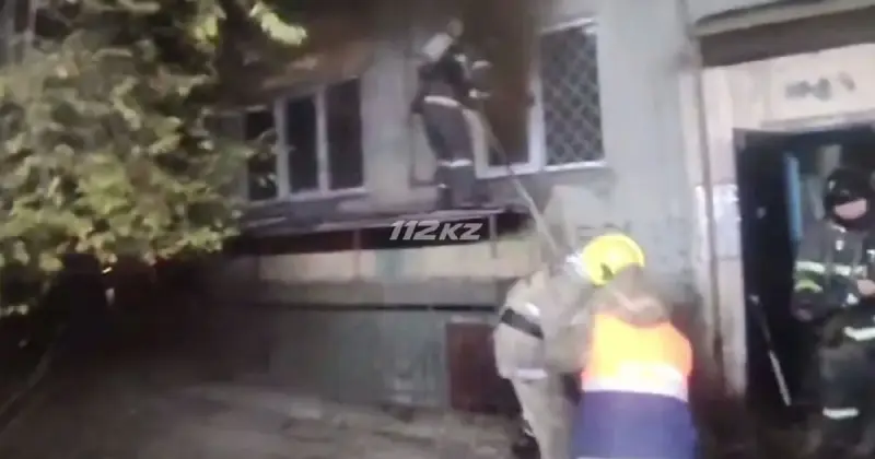  Өскеменде тоңазытқыш өртеніп, көпқабатты үйдің тұрғындарын әбігерге салды 
