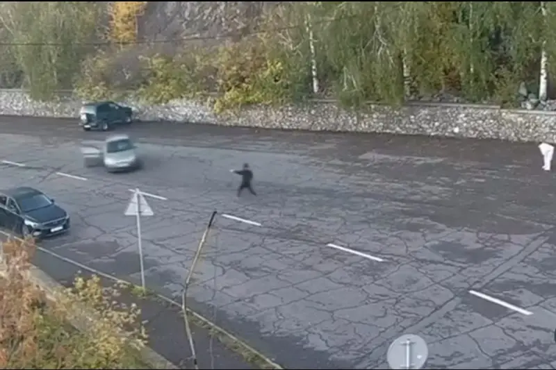 Водитель гонялся по стоянке за своим такси с пьяной пассажиркой за рулем в ВКО (ВИДЕО)