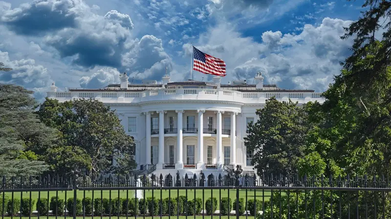 "Будто Саддам Хусейн открыл ресторан": Обама высмеял золотой интерьер Трампа в Белом доме